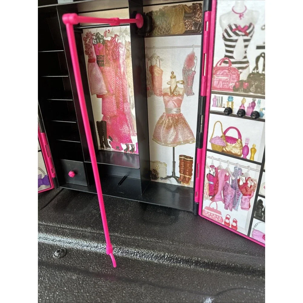 Mattel Barbie Fashionista Ultimate Wardrobe Carrying Closet Case 2011 Pink X5357